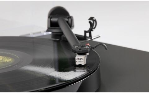 Rega P1 Planar 1 Czarny Gramofon Z Wkładką Carbon