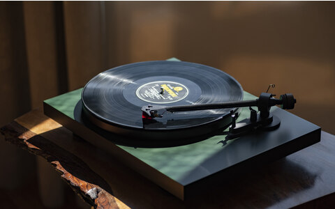 Gramofon z Przedwzmacniaczem Pro-Ject Debut Carbon EVO 2M-RED Zielony Mat